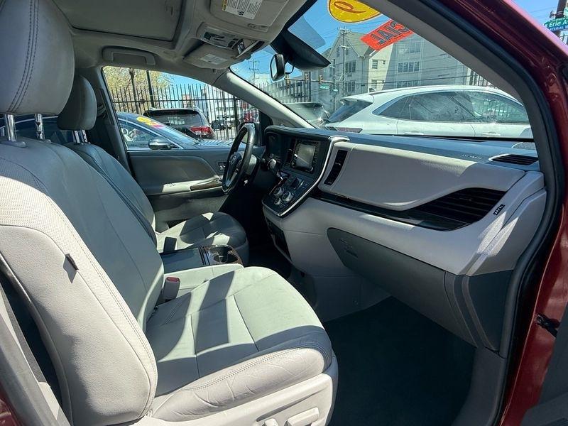 Toyota Sienna Limited Premium 7-Passenger 2019