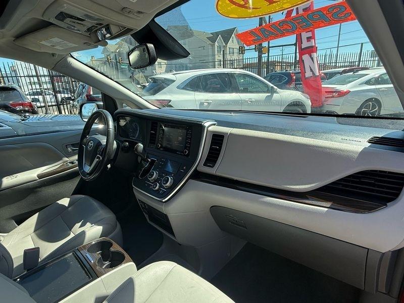 Toyota Sienna Limited Premium 7-Passenger 2019