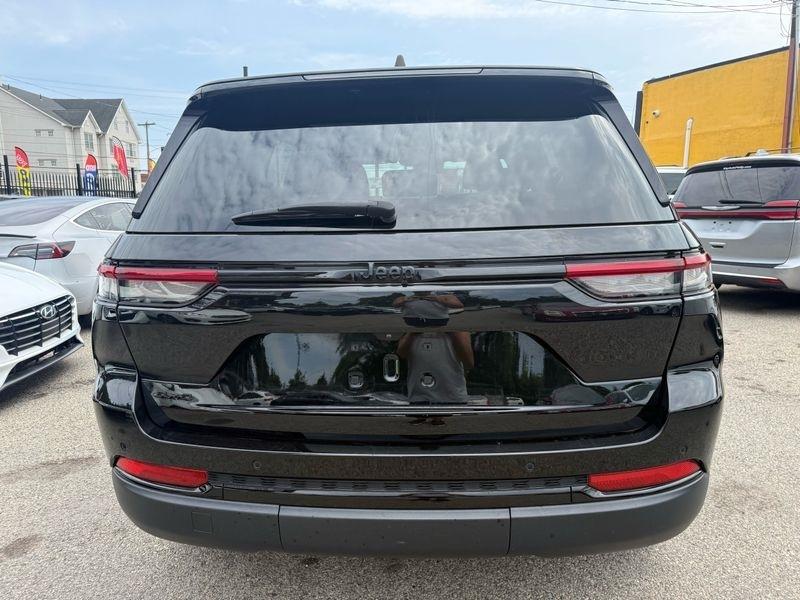 Jeep Grand Cherokee Laredo 4WD 2024
