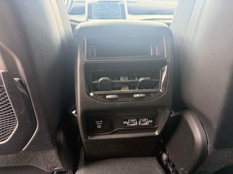 Jeep Grand Cherokee Laredo 4WD 2024