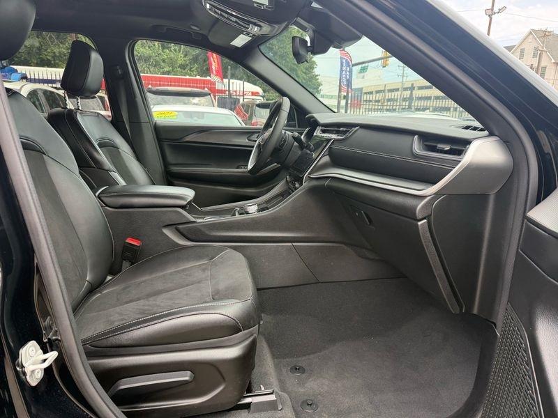 Jeep Grand Cherokee Laredo 4WD 2024