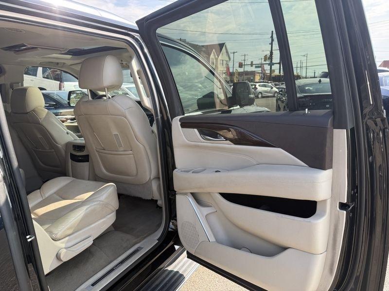 Cadillac Escalade ESV Luxury 4WD 2016