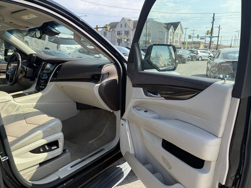 Cadillac Escalade ESV Luxury 4WD 2016