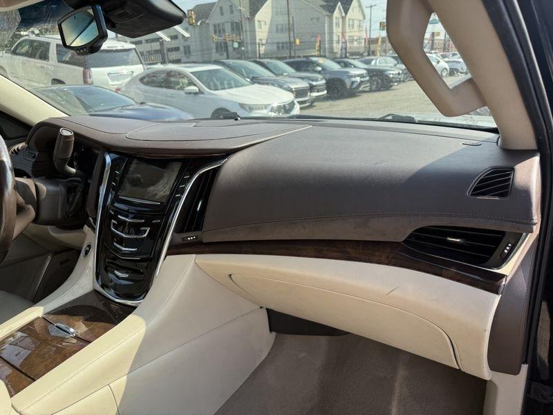 Cadillac Escalade ESV Luxury 4WD 2016