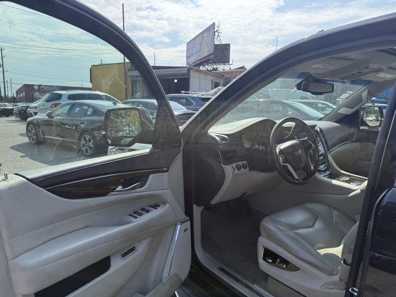 Cadillac Escalade ESV Luxury 4WD 2016
