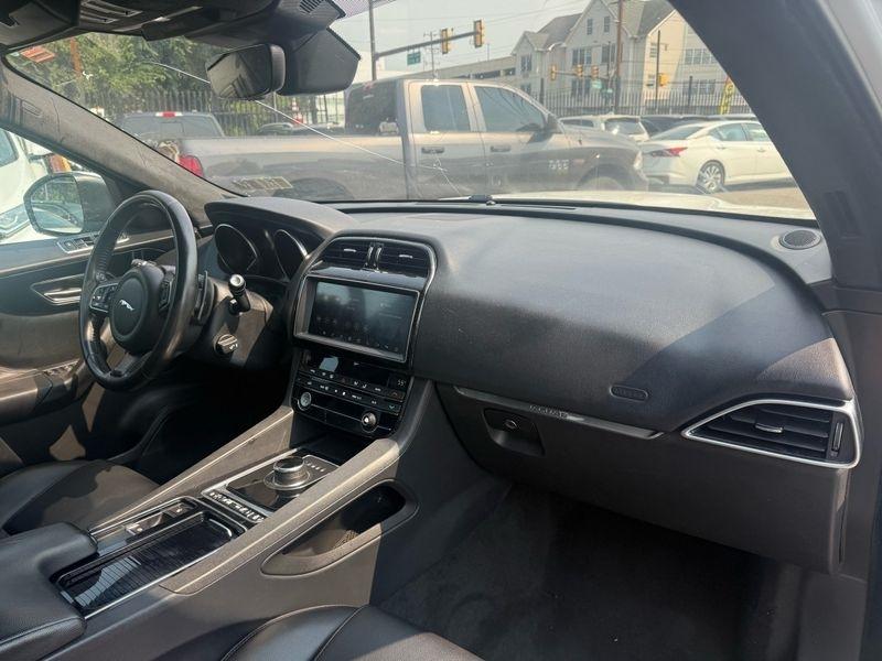 Jaguar F-Pace 25t Premium 2019