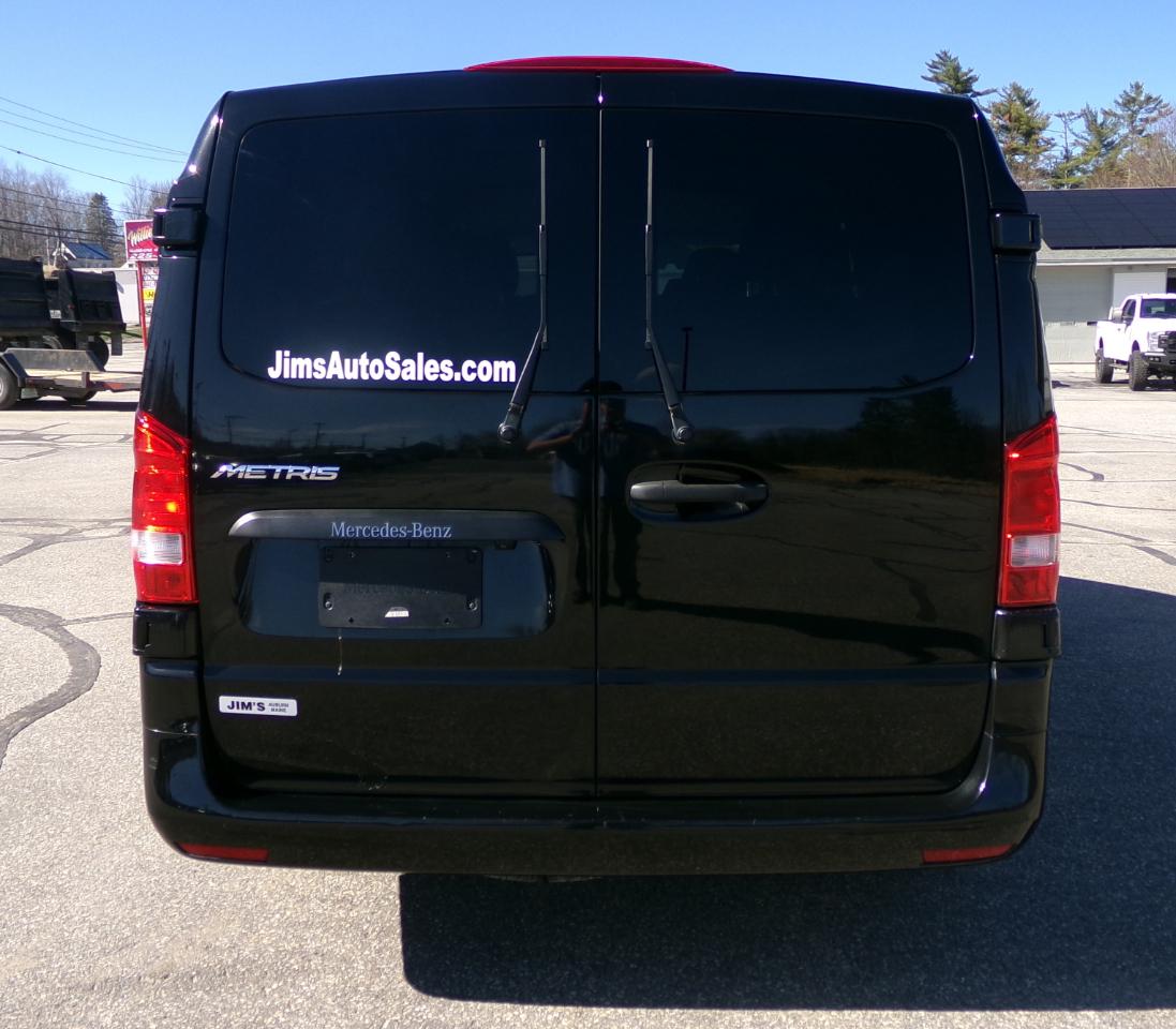 Mercedes-Benz Metris Passenger Van Standard Roof 126" Wheelbase 2018