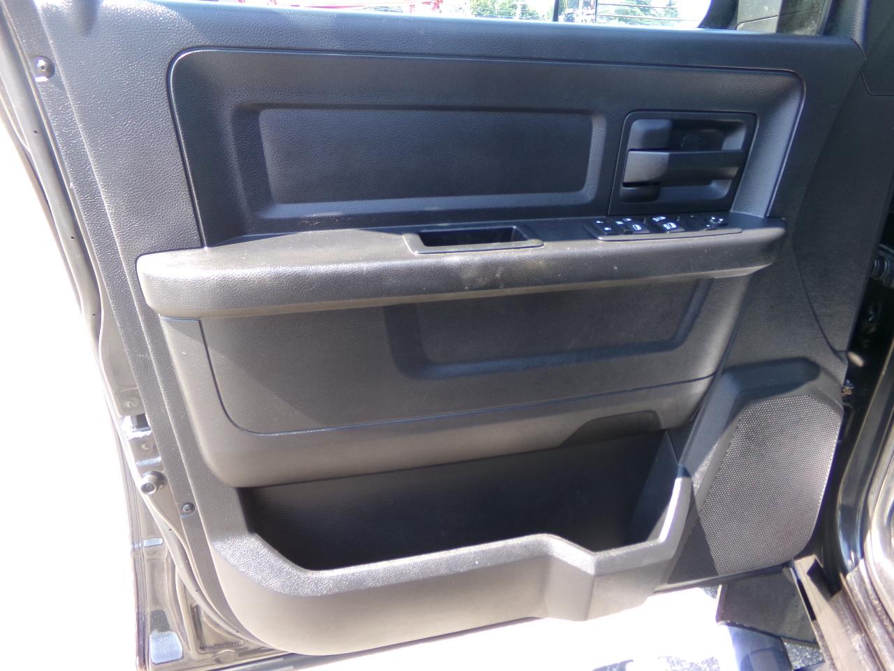 RAM 1500 4WD Crew Cab 140.5" Tradesman 2016
