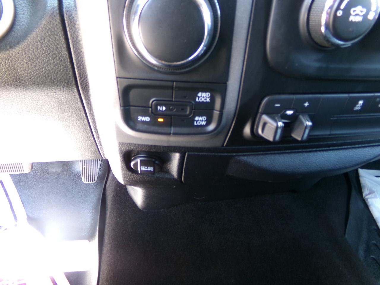 RAM 1500 4WD Crew Cab 140.5" Tradesman 2016