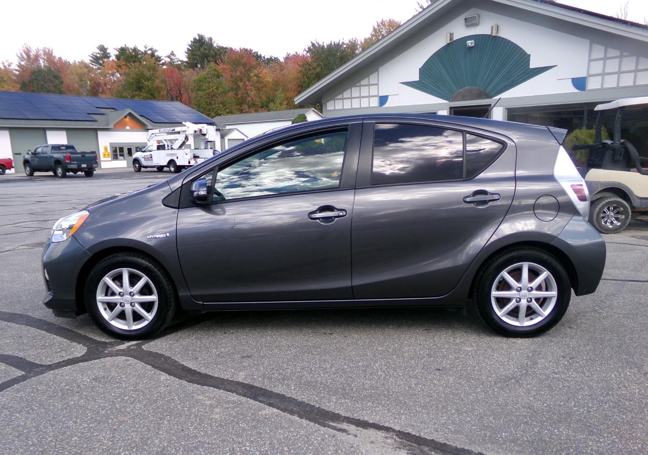 Toyota Prius C photo 2