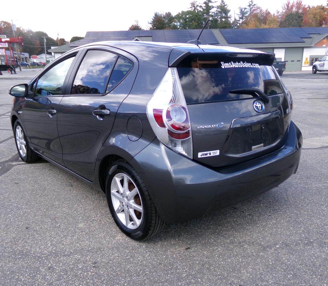 Toyota Prius C photo 3