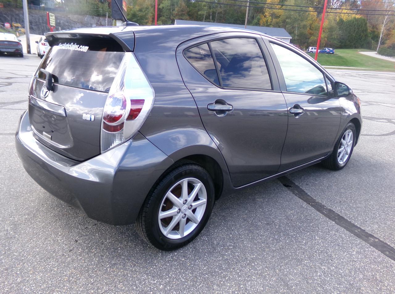Toyota Prius C photo 5
