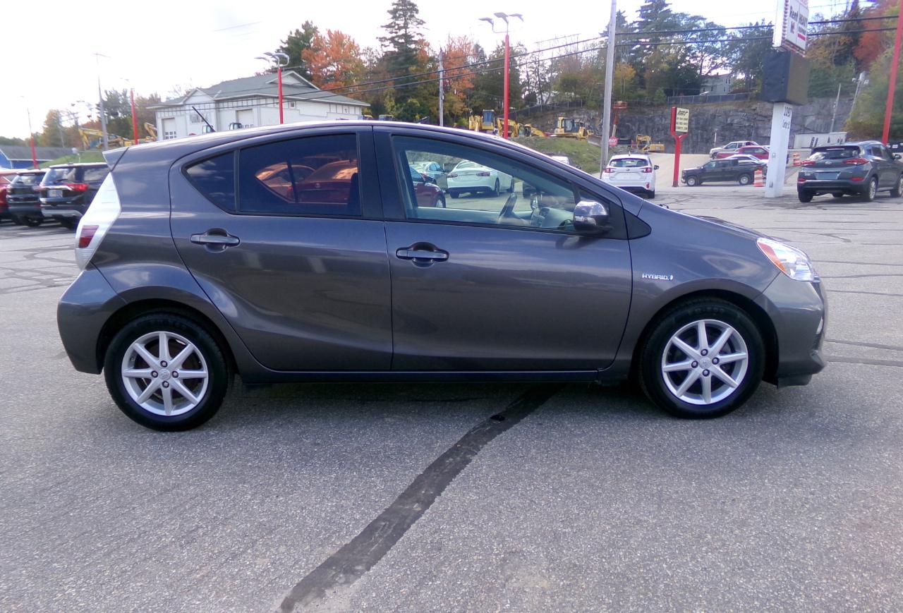 Toyota Prius C photo 6