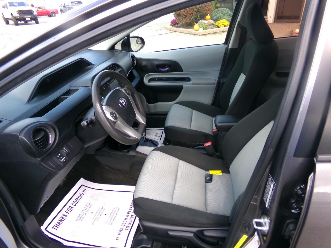 Toyota Prius C photo 10