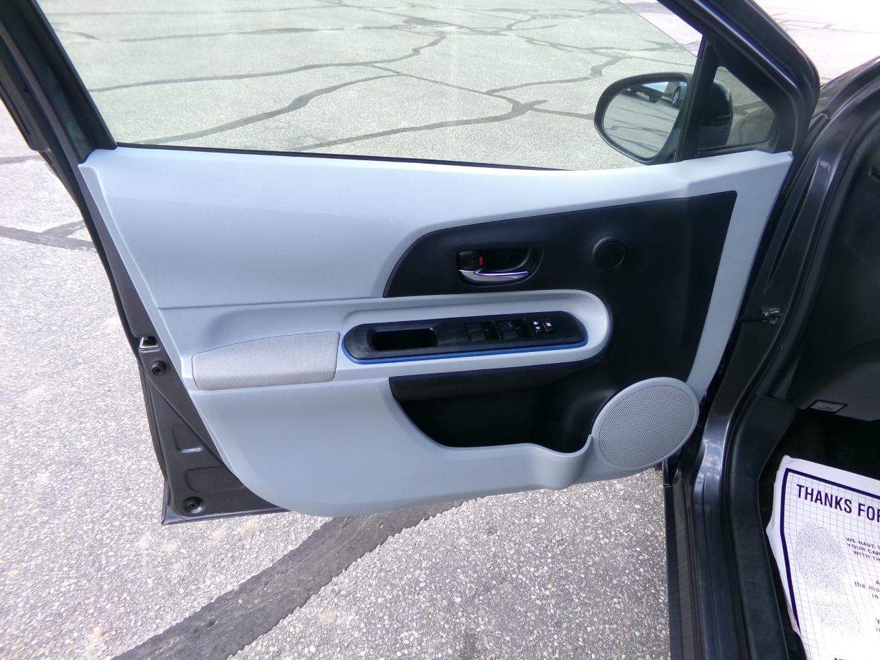 Toyota Prius C photo 11