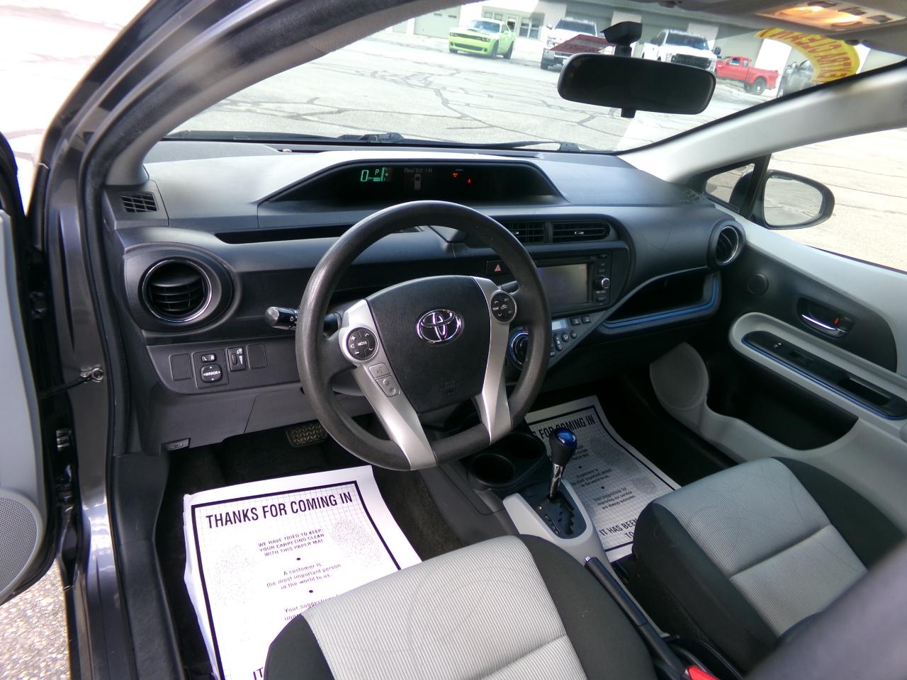 Toyota Prius C photo 12
