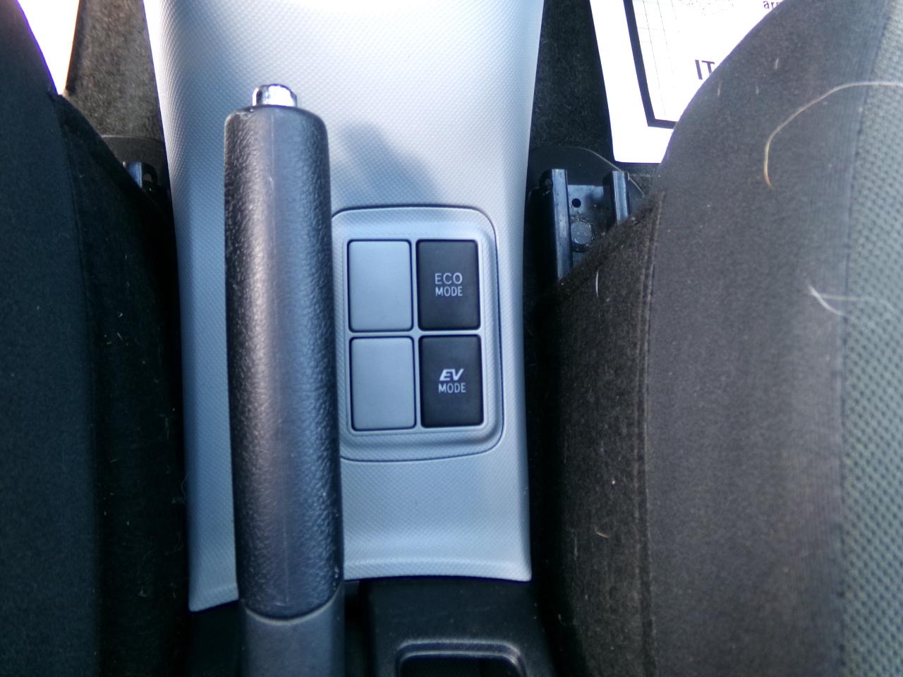 Toyota Prius C photo 15