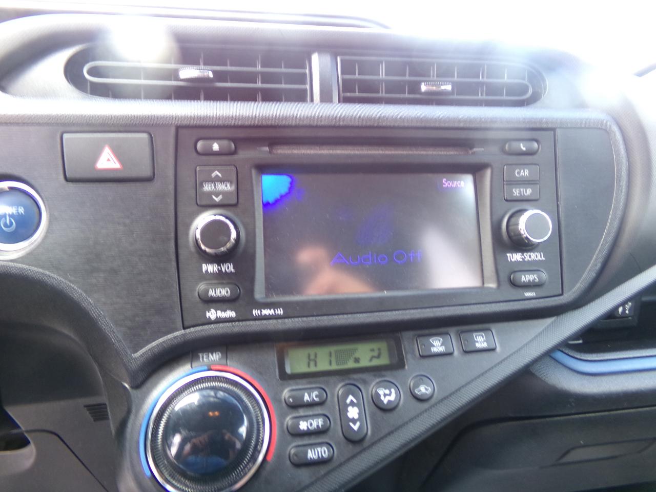 Toyota Prius C photo 16