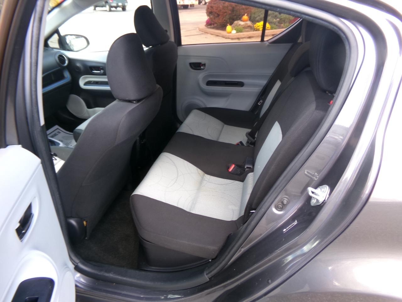 Toyota Prius C photo 17