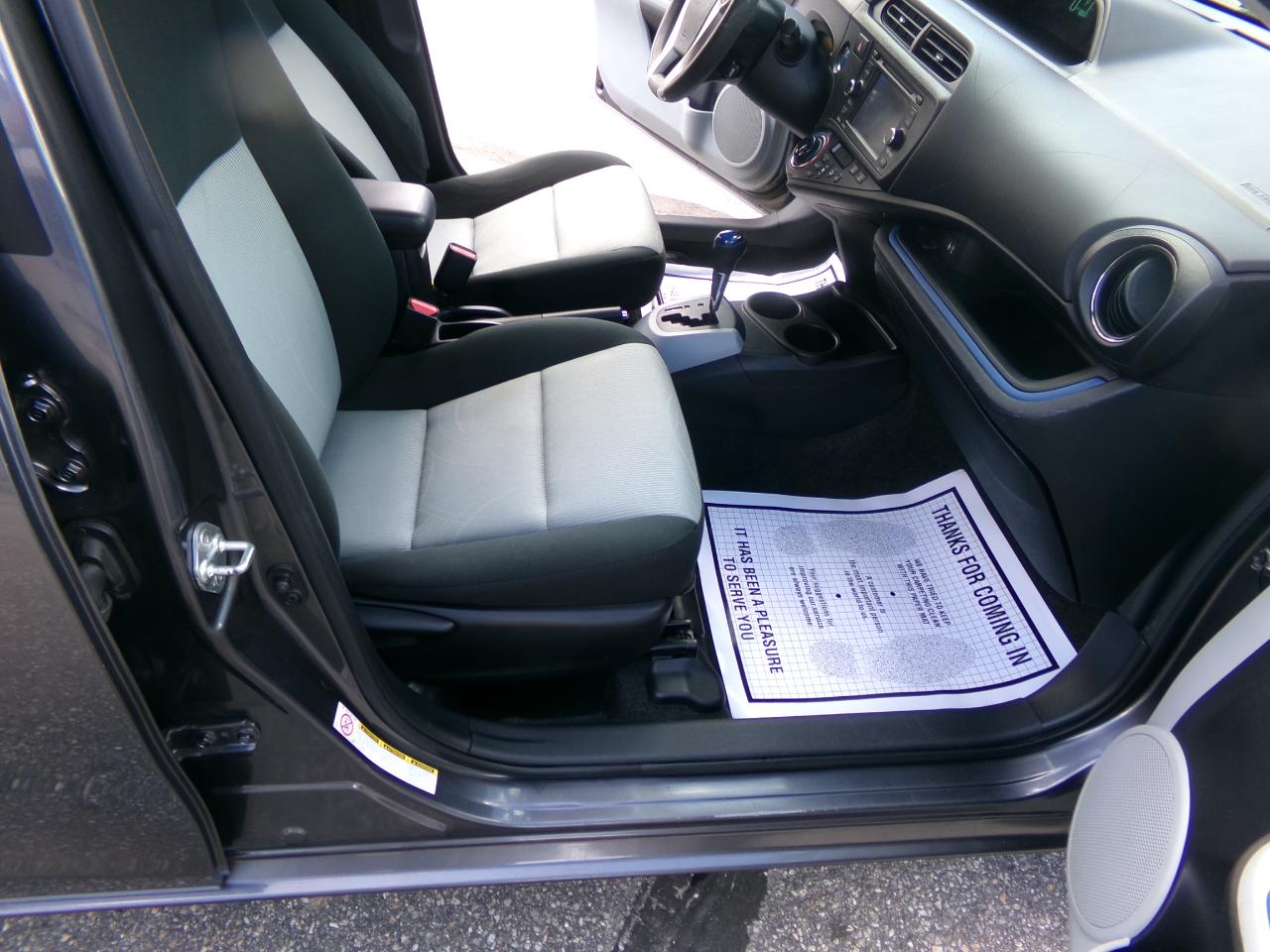 Toyota Prius C photo 20