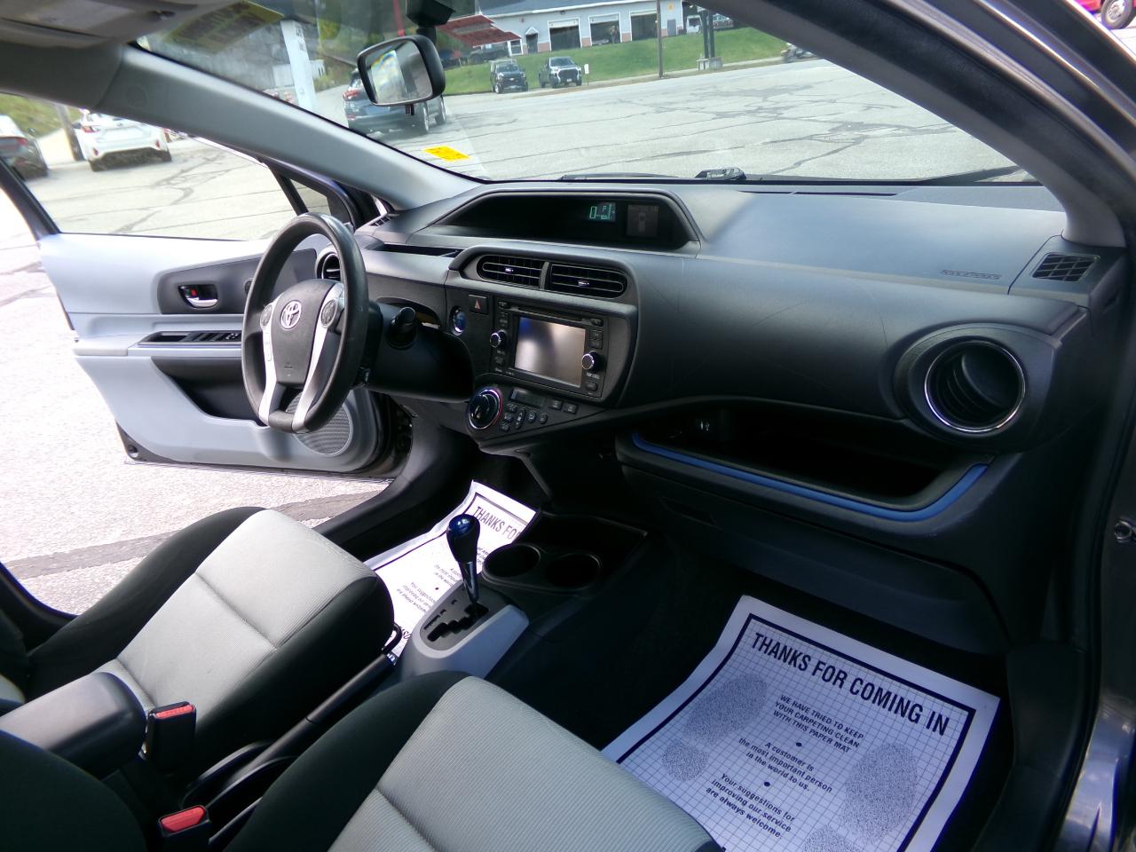 Toyota Prius C photo 21