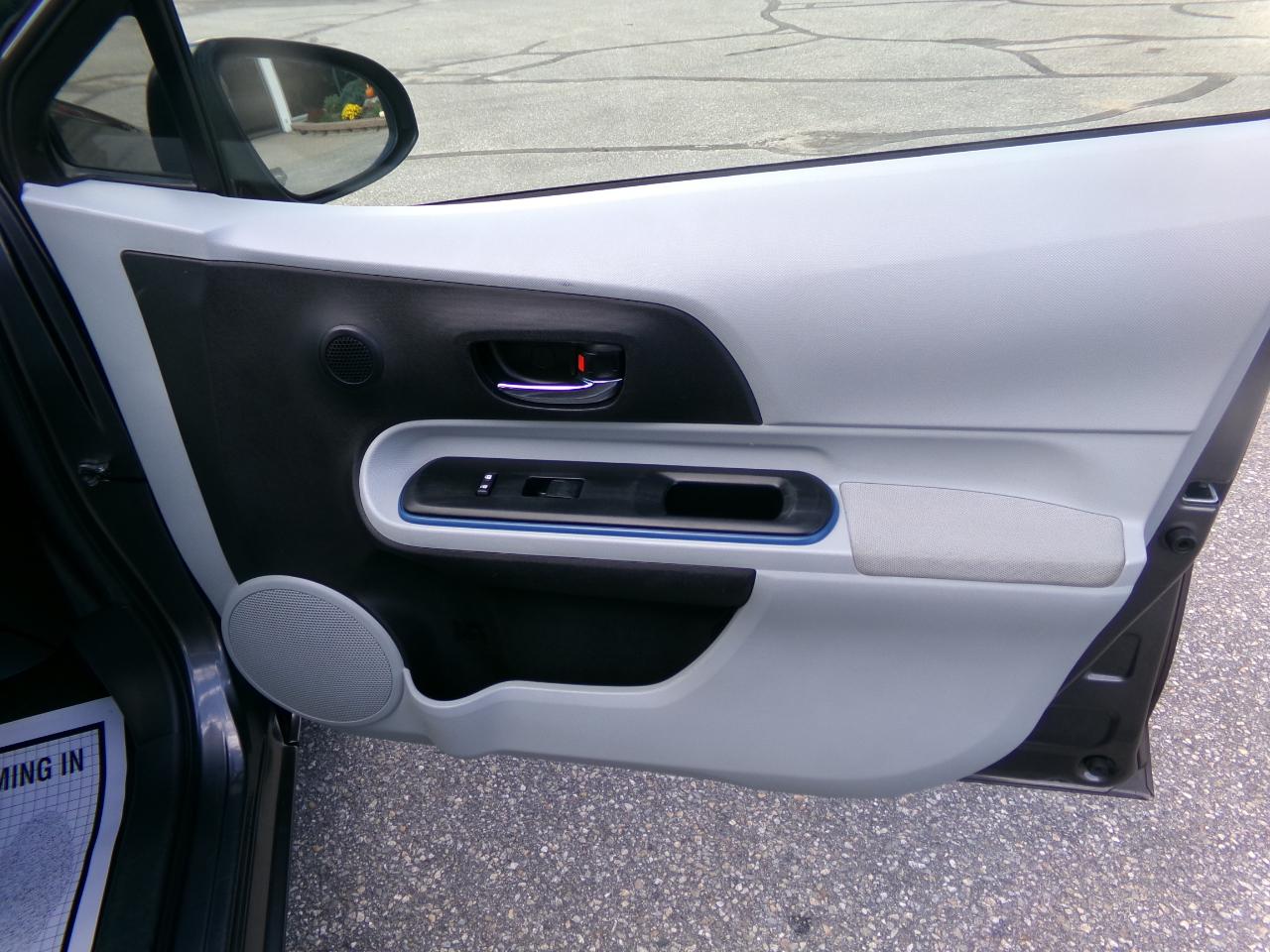 Toyota Prius C photo 22