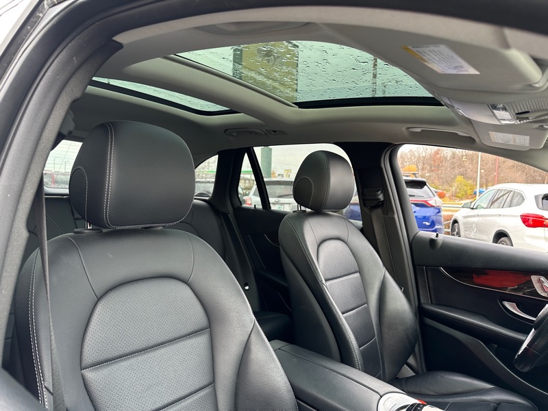 2016 Mercedes Benz GLC 300 4MATIC photo 4