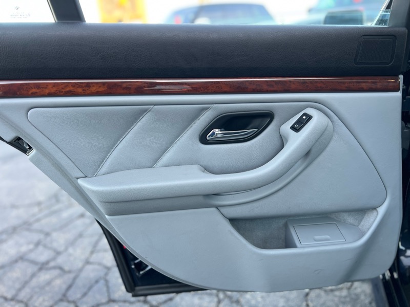 BMW 5-Series 525i 2001