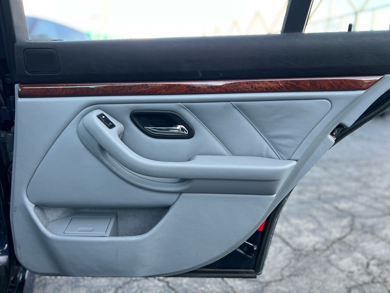 BMW 5-Series 525i 2001