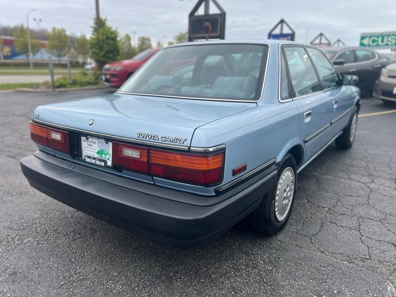 Toyota Camry DLX 1990