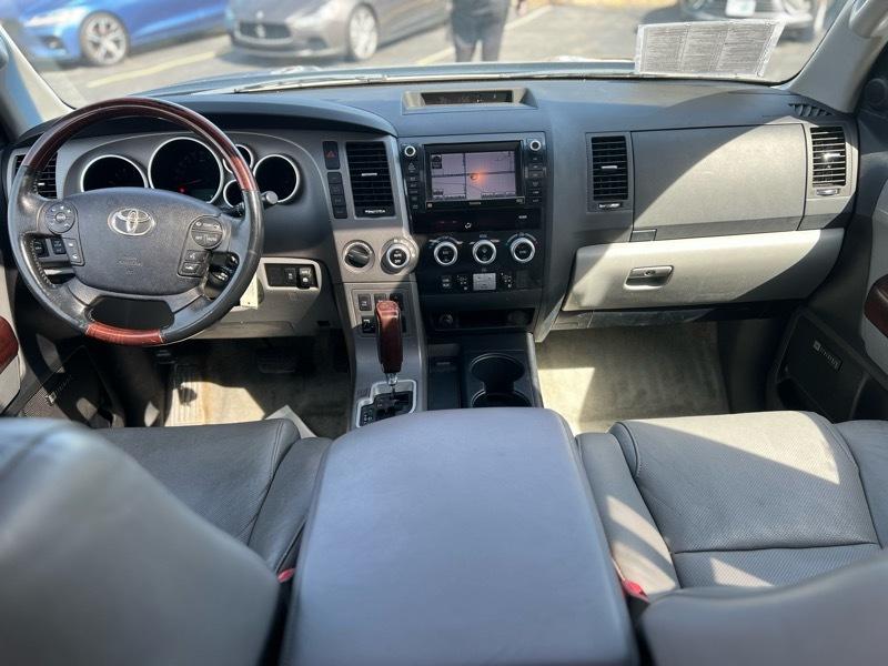 Toyota Sequoia Platinum 4WD FFV 2011