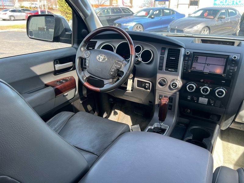 Toyota Sequoia Platinum 4WD FFV 2011