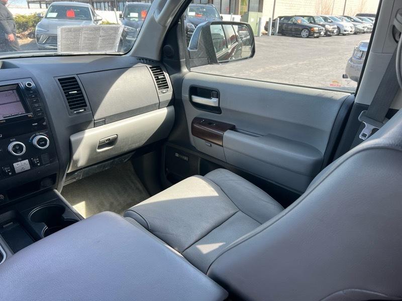 Toyota Sequoia Platinum 4WD FFV 2011