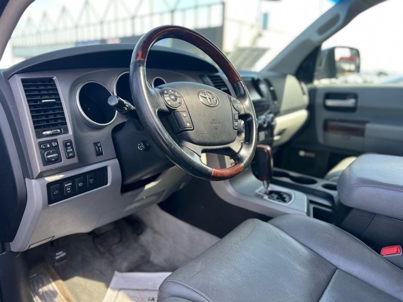 Toyota Sequoia Platinum 4WD FFV 2011