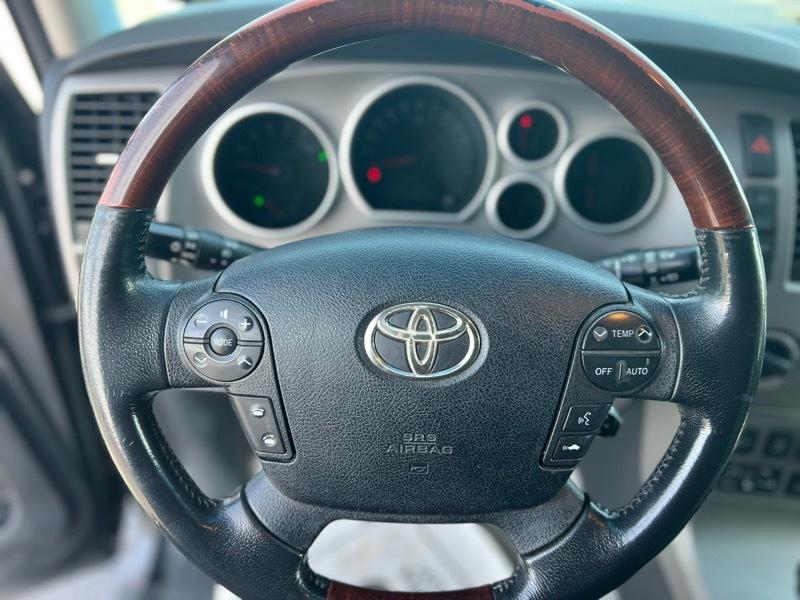 Toyota Sequoia Platinum 4WD FFV 2011