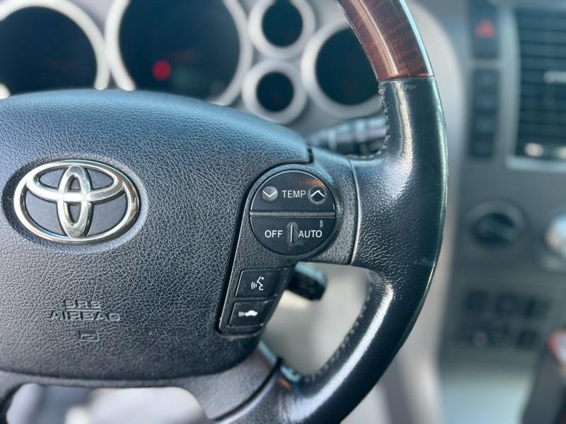 Toyota Sequoia Platinum 4WD FFV 2011