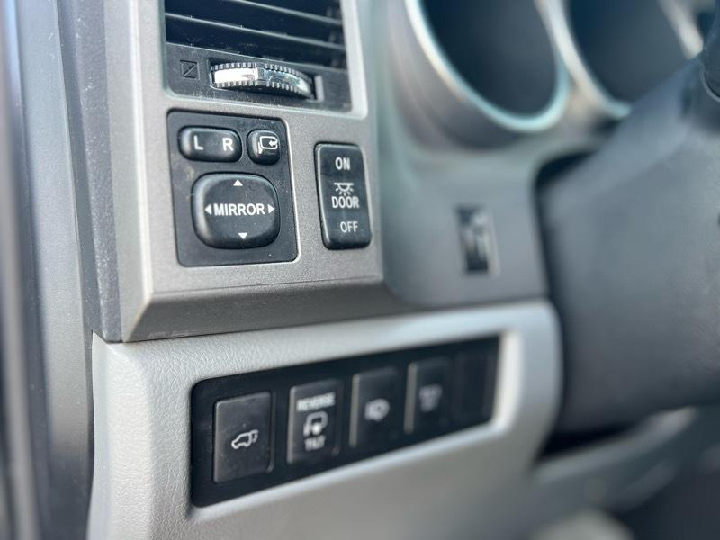 Toyota Sequoia Platinum 4WD FFV 2011