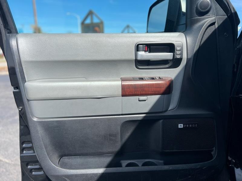 Toyota Sequoia Platinum 4WD FFV 2011