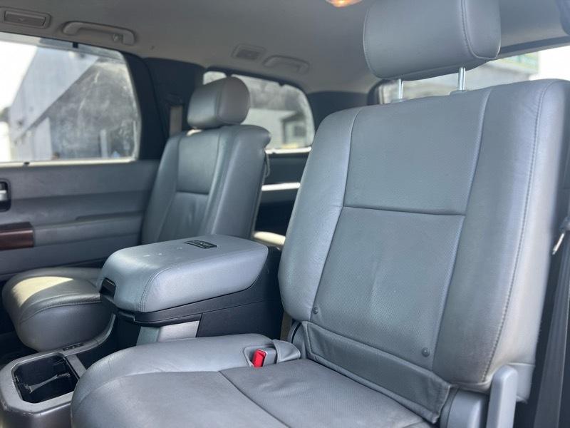 Toyota Sequoia Platinum 4WD FFV 2011