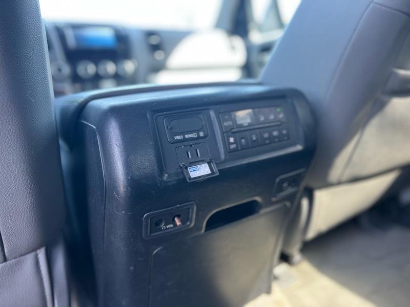 Toyota Sequoia Platinum 4WD FFV 2011