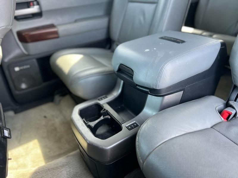 Toyota Sequoia Platinum 4WD FFV 2011