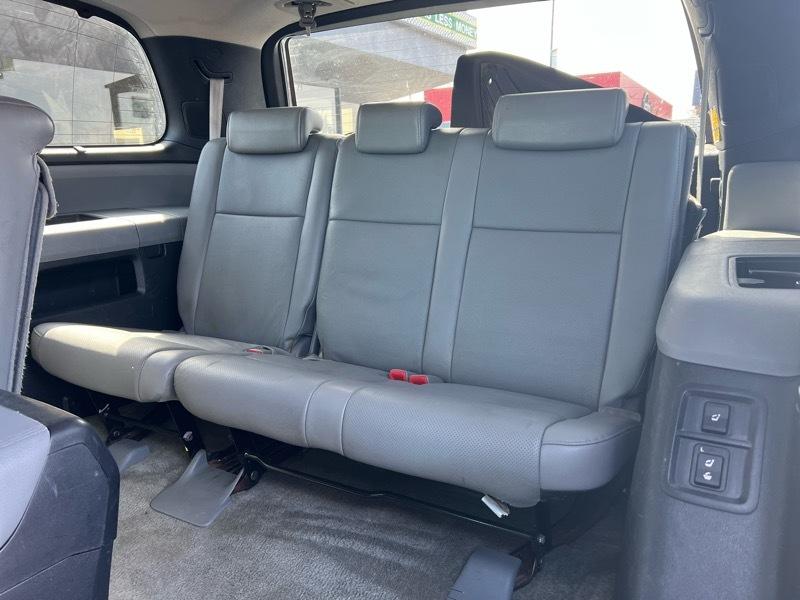 Toyota Sequoia Platinum 4WD FFV 2011