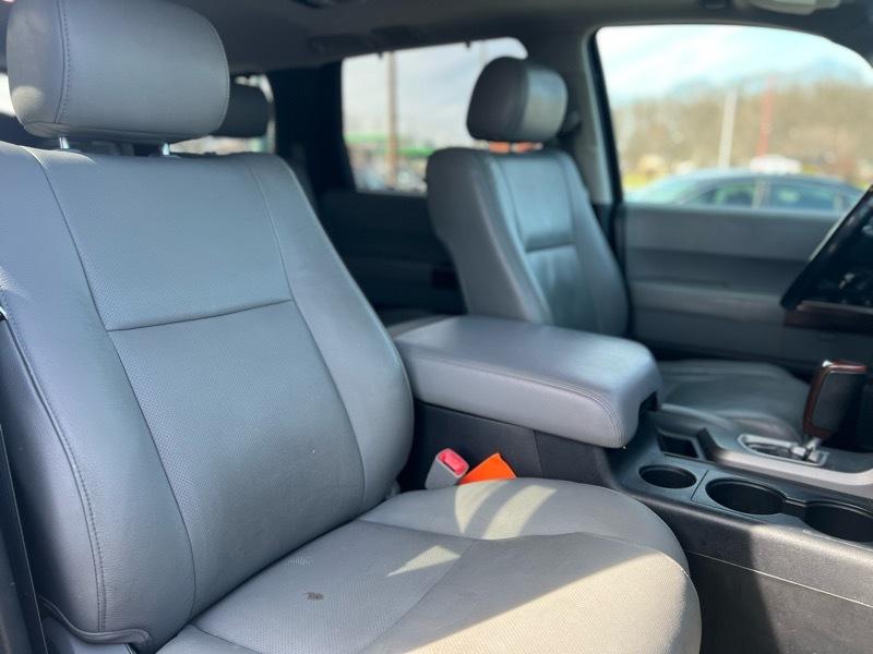 Toyota Sequoia Platinum 4WD FFV 2011