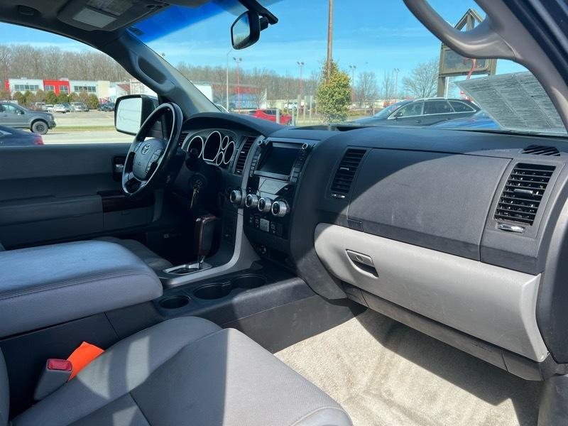 Toyota Sequoia Platinum 4WD FFV 2011