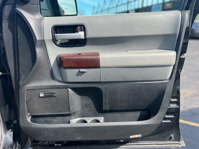 Toyota Sequoia Platinum 4WD FFV 2011
