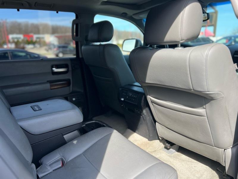 Toyota Sequoia Platinum 4WD FFV 2011