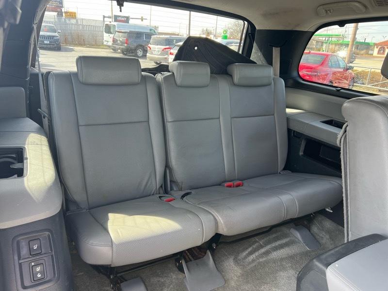 Toyota Sequoia Platinum 4WD FFV 2011