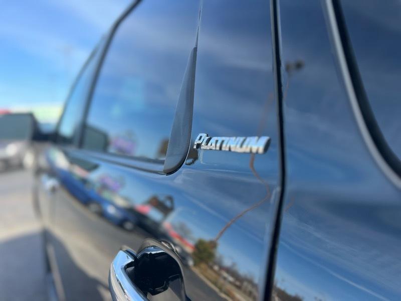 Toyota Sequoia Platinum 4WD FFV 2011