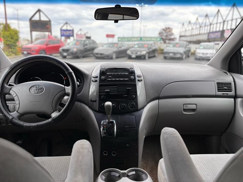 Toyota Sienna LE 7-Passenger 2006