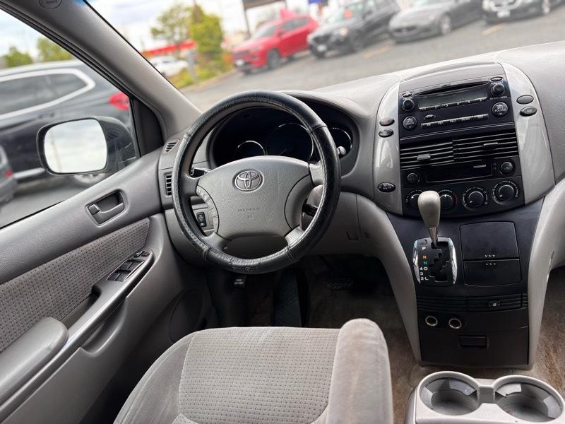 Toyota Sienna LE 7-Passenger 2006